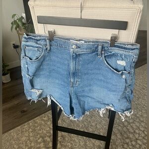 Like New Abercrombie & Fitch Mom 4” High-rise Distressed Shorts, 18/34